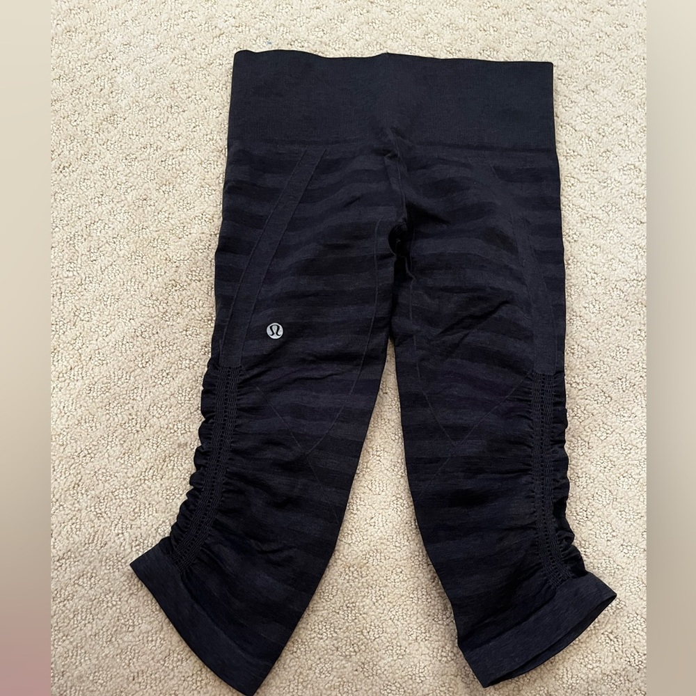 LULULEMON BLACK STRIPED LEGGINGS